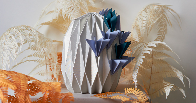 Goetz papieurnen urnfold weiss mit blumenschmuck nachhaltige Papierurne von urnfold und Goetz