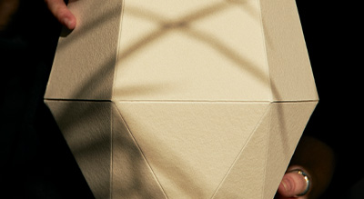 Leonhard goetz trauerwaren papieurnen urnfold individuell blumenschmuck nachhaltige Papierurne von urnfold und Goetz