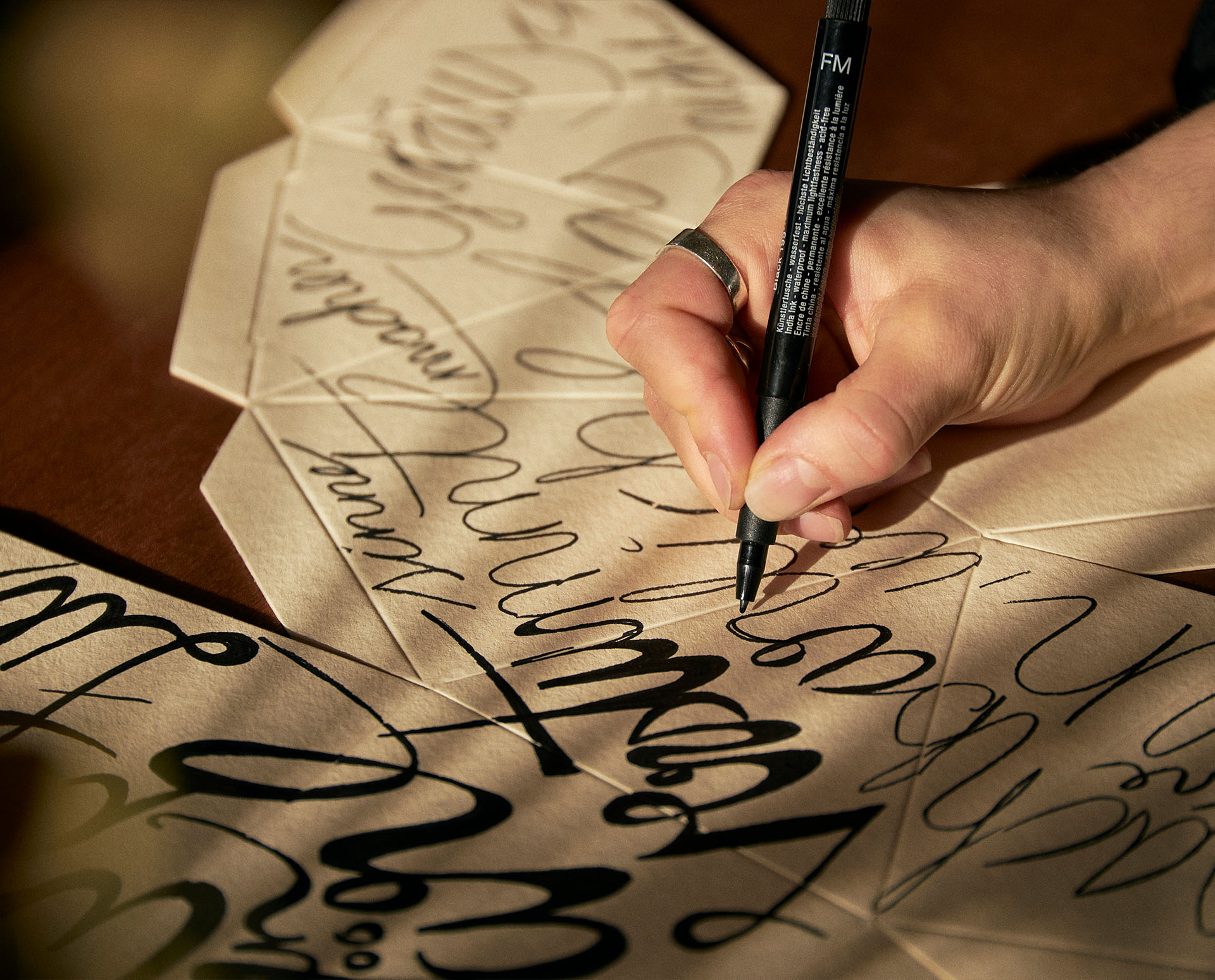 Papierurnen aus regensburg urnfold goetz trauerwaren handgefertigt nachhaltige Papierurne von urnfold und Goetz