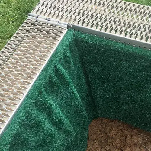 Robuste Grablaufroste und Grabmatten als Teil der professionellen Friedhofstechnik von Goetz.