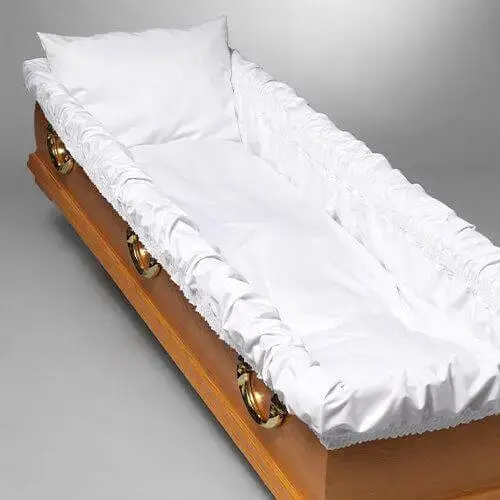 Komplette Sargausstattung mit Sargausschlag, Bespannung, Sargmatratze und Füllkissen.