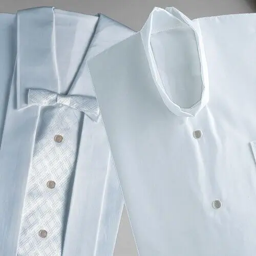 Klassische Sterbekleidung wie Talare für Damen und Herren sowie traditionelle Totenwäsche.