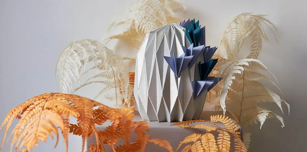 Künstlerisch gestaltete Papierurnen der Serie Urnfold, handgefertigt in Regensburg von Goetz Trauerwaren.